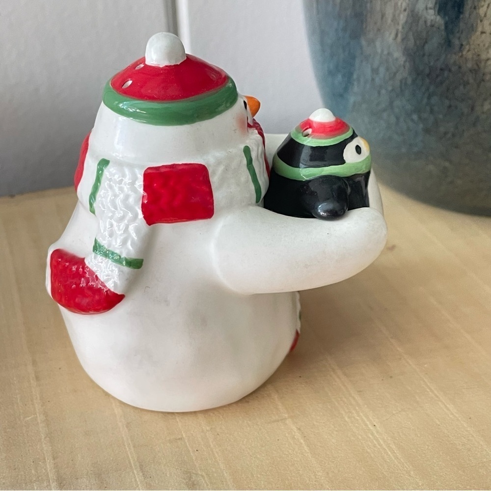 LAST CHANCE Playful Penguin Snowman Salt Pepper Shakers VTG Decor Home Kitchen - Picture 3 of 7